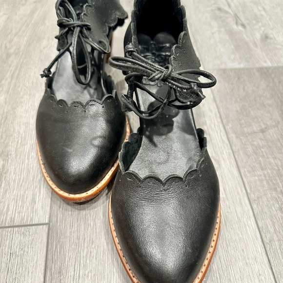 ELF Black Scalloped Leather Handmade in Bali Heels - Picture 4 of 6